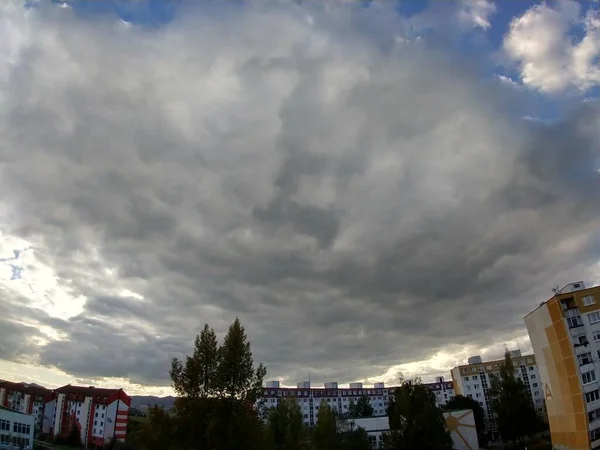 Облачное Небо Над Европейским Городом — стоковое фото