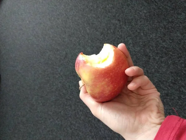 Mulher Segurando Uma Maçã Mão — Fotografia de Stock