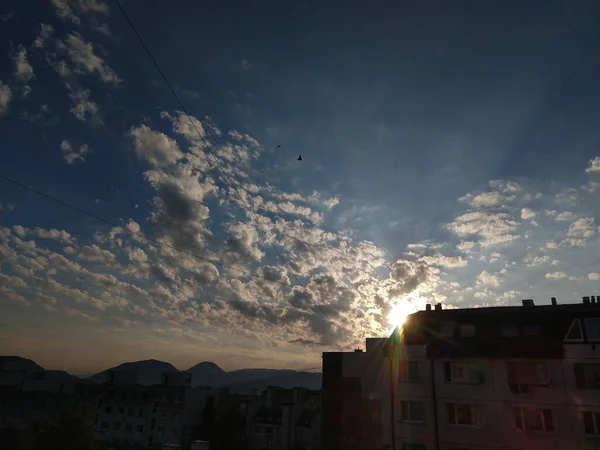 Céu Por Sol Sobre Cidade Europeia — Fotografia de Stock