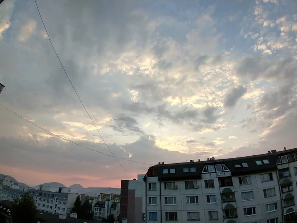 Bewölkter Himmel Über Der Europäischen Stadt — Stockfoto