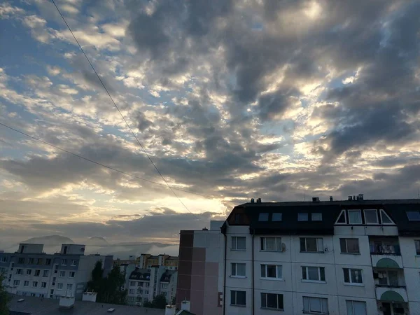 Molnig Himmel Över Den Europeiska Staden — Stockfoto