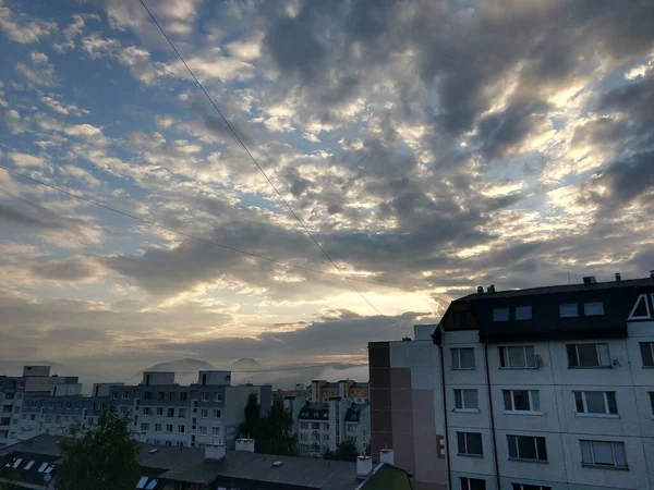 Σύννεφα Ουρανό Πάνω Από Την Ευρωπαϊκή Πόλη — Φωτογραφία Αρχείου