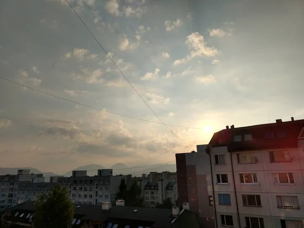 Bewölkter Himmel Über Der Europäischen Stadt — Stockfoto