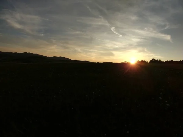 Solnedgång Himmel Över Berg Äng — Stockfoto