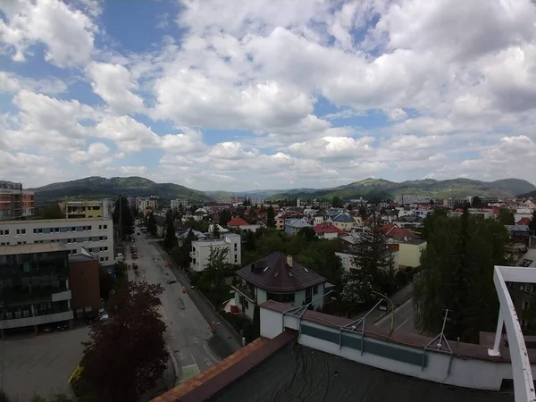 Uitzicht Stad Met Groene Bomen Blauwe Lucht — Stockfoto