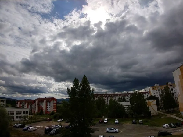 Облачное Небо Над Европейским Городом — стоковое фото