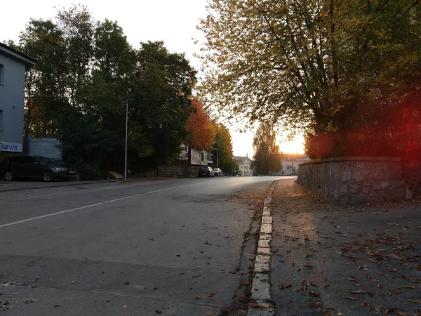 Straße Der Europäischen Stadt Bei Sonnenuntergang — Stockfoto
