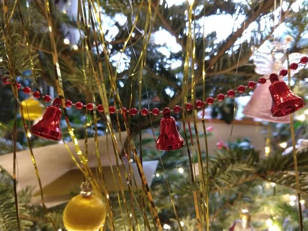 Evdeki Ağaçta Noel Süslemeleri — Stok fotoğraf