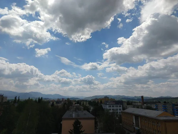 Stadtblick Mit Grünen Bäumen Und Blauem Himmel — Stockfoto