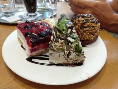 Beyaz tabakta tatlı kekler 