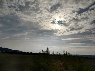 Doğa üzerindeki bulutlu gökyüzü