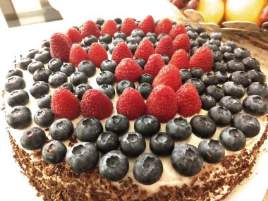 Ahududu ve yabanmersinli ev yapımı turta.