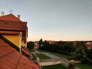 Avrupa şehrinde gün batımı zamanı