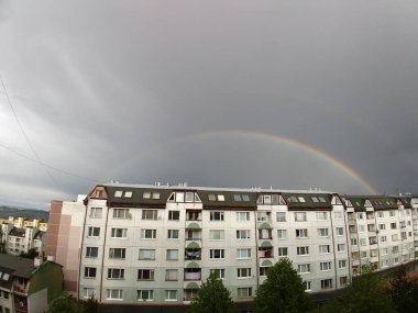 Gökkuşağı ve gökkuşağı ile çatıya bak.