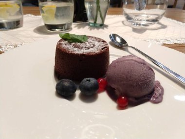 Çilek plaka ile çikolatalı kek