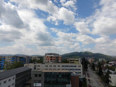  Yeşil ağaçlar ve mavi gökyüzü olan şehir manzarası