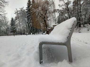 Kışın kar altında park edin. Slovakya 