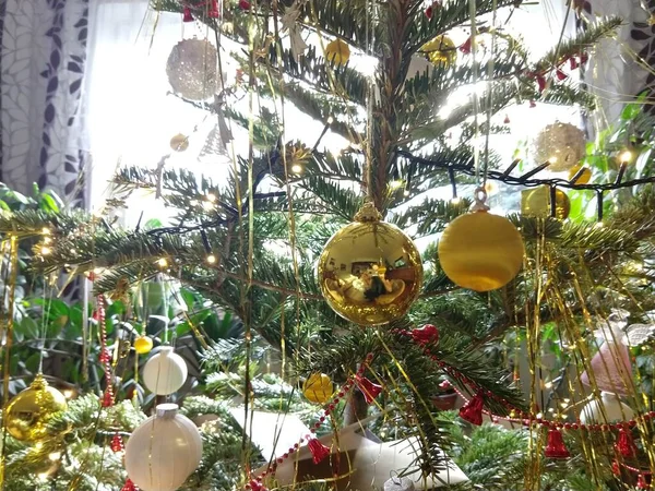 Χριστουγεννιάτικα Στολίδια Στο Δέντρο Στο Σπίτι — Φωτογραφία Αρχείου