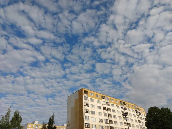 Bewolkte Lucht Boven Europese Stad — Stockfoto