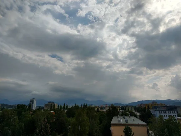 ヨーロッパの都市の上に曇った空 — ストック写真