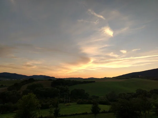 Obloha Západu Slunce Nad Horskou Loukou — Stock fotografie