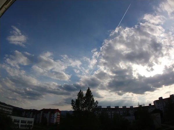 Vista Ciudad Con Árboles Verdes Cielo Azul — Foto de Stock