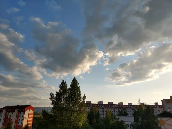 Bewölkter Himmel Über Der Europäischen Stadt — Stockfoto