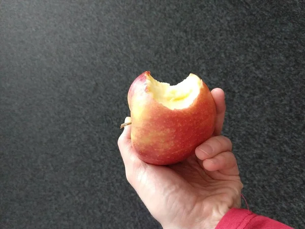 Γυναίκα Που Κρατά Ένα Μήλο Στο Χέρι — Φωτογραφία Αρχείου