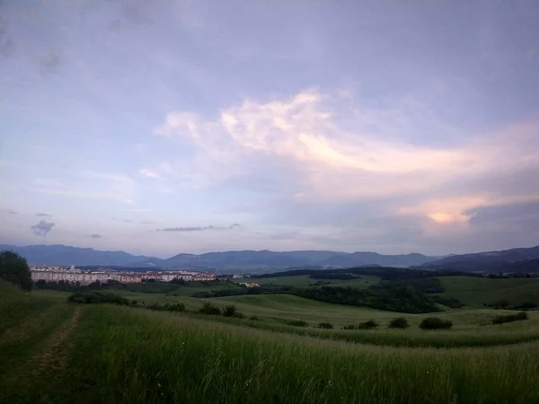 Hermoso Paisaje Del Prado Montaña Cerca Ciudad — Foto de Stock