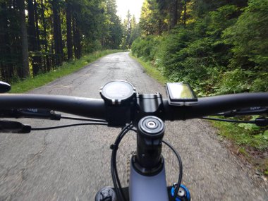 Arka planda güzel orman ve bisiklet