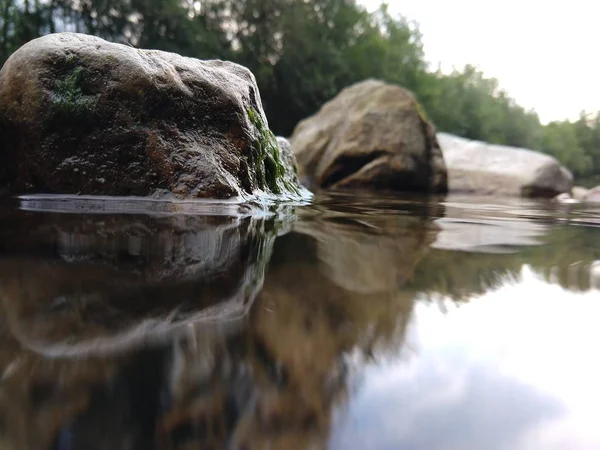 Water Dat Stroomt Rotsen Het Bos — Stockfoto