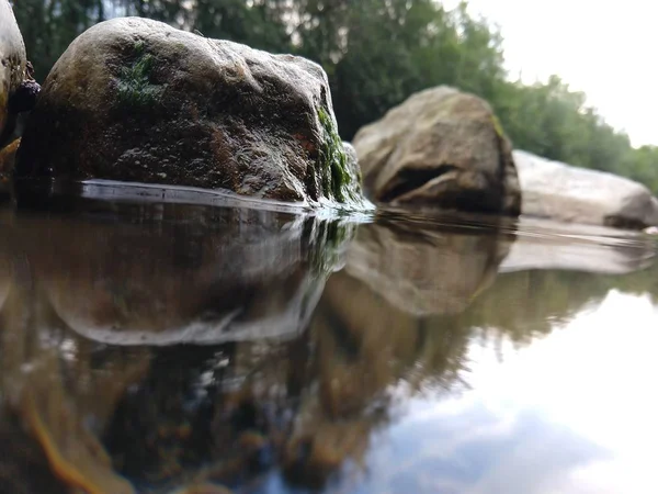 Acqua Che Scorre Sulle Rocce Nella Foresta — Foto Stock