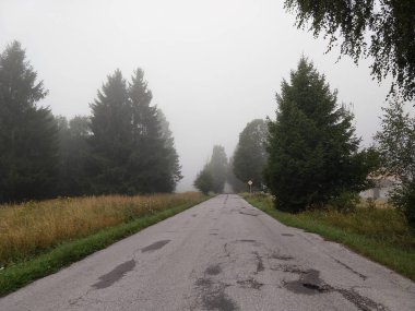 sis ve gökyüzü ile yeşil alan