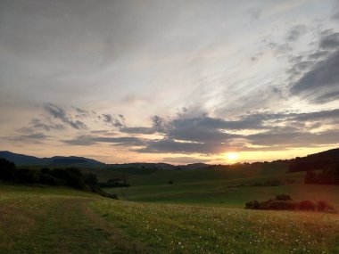 Yaz manzarası ve arka planda gün batımı