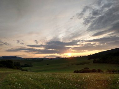 Yaz manzarası ve arka planda gün batımı