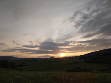 Yaz manzarası ve arka planda gün batımı