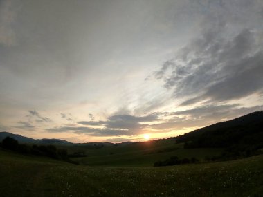 Yaz manzarası ve arka planda gün batımı