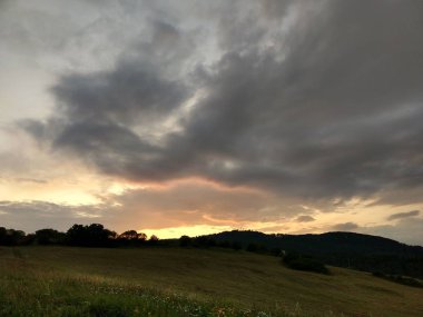 Yaz manzarası ve arka planda gün batımı