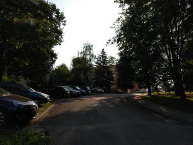  Arka planda arabaların olduğu yol.