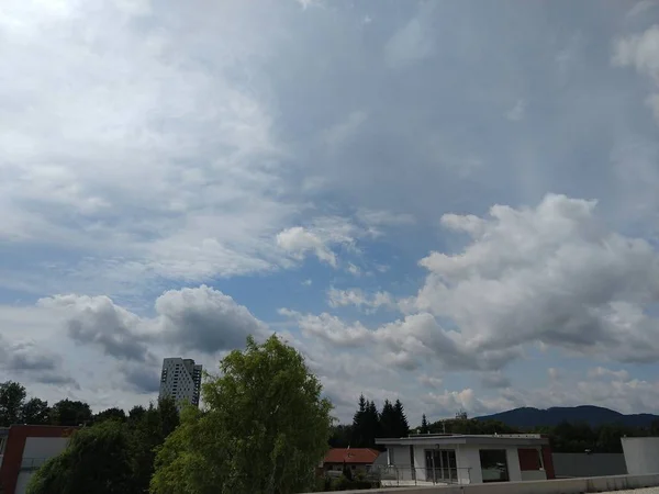 Stadtblick Mit Grünen Bäumen Und Blauem Himmel — Stockfoto