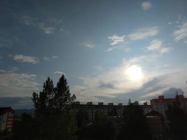 Vista Ciudad Con Árboles Verdes Puesta Sol — Foto de Stock