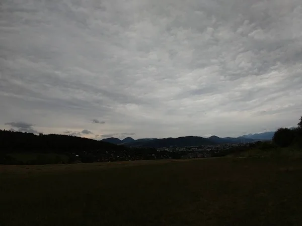 背景下的夏季风景和日落 — 图库照片