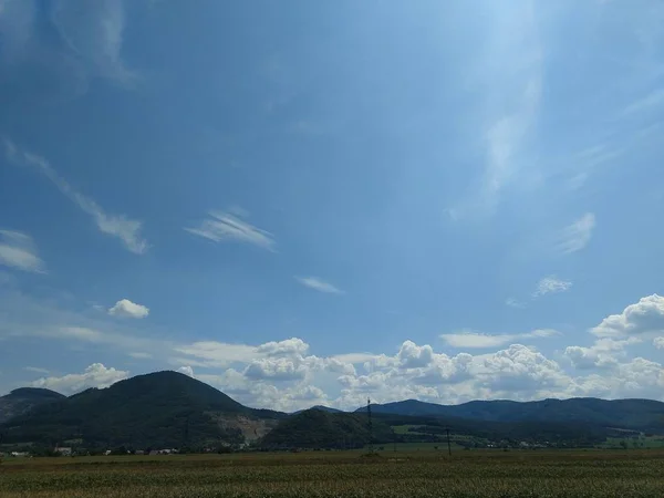 Sommerlandschaft Und Berge Hintergrund — Stockfoto