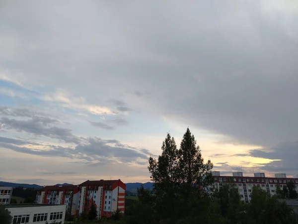 Vista Sulla Città Con Alberi Verdi Tramonto — Foto Stock