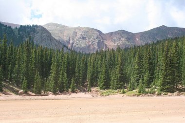 Bir yaz veya ilkbahar gününde bulutlar ile Dağ manzara