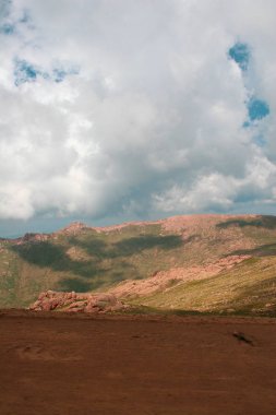 Bir yaz veya ilkbahar gününde bulutlar ile Dağ manzara