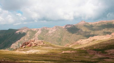 Bir yaz veya ilkbahar gününde bulutlar ile Dağ manzara