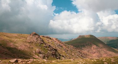 Bir yaz veya ilkbahar gününde bulutlar ile Dağ manzara