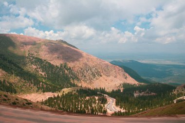 Bir yaz veya ilkbahar gününde bulutlar ile Dağ manzara