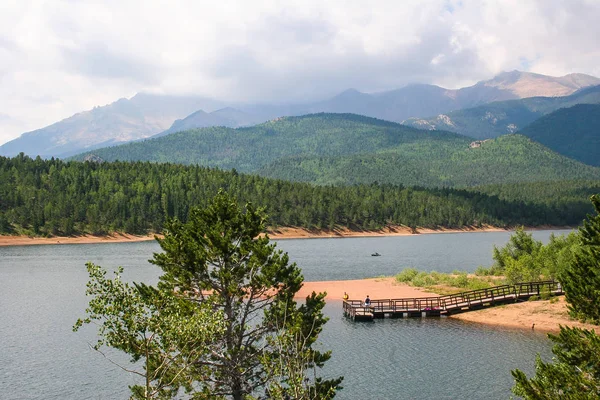 Pikes Peak, Colorado Rocky Dağları bulutlar, ağaçlar ve su ile bir bahar veya yaz gününde.